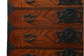 中古　岩谷堂箪笥　見事な手打ち金具と躍動感のある杢目が魅力の重ね箪笥　(R-050054)