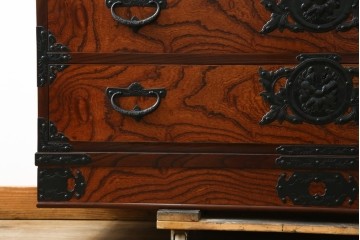 中古　岩谷堂箪笥　見事な手打ち金具と躍動感のある杢目が魅力の重ね箪笥　(R-050054)