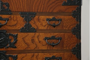 中古　岩谷堂箪笥　見事な手打ち金具と躍動感のある杢目が魅力の重ね箪笥　(R-050054)