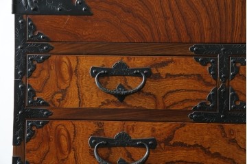 中古　岩谷堂箪笥　見事な手打ち金具と躍動感のある杢目が魅力の重ね箪笥　(R-050054)