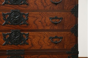 中古　岩谷堂箪笥　見事な手打ち金具と躍動感のある杢目が魅力の重ね箪笥　(R-050054)