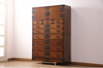 中古　岩谷堂箪笥　見事な手打ち金具と躍動感のある杢目が魅力の重ね箪笥(引き出し、衣装箪笥、収納タンス、上下バラ売り可能)(R-050054)