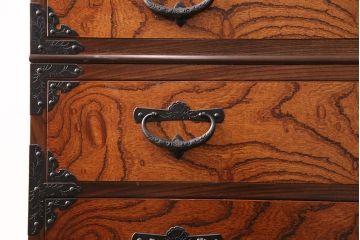 中古　岩谷堂箪笥　見事な手打ち金具と躍動感のある杢目が魅力の重ね箪笥(引き出し、衣装箪笥、収納タンス、上下バラ売り可能)(R-050054)