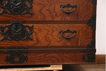 中古　岩谷堂箪笥　見事な手打ち金具と躍動感のある杢目が魅力の重ね箪笥(引き出し、衣装箪笥、収納タンス、上下バラ売り可能)(R-050054)