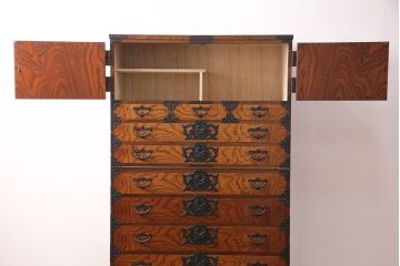 中古　岩谷堂箪笥　見事な手打ち金具と躍動感のある杢目が魅力の重ね箪笥(引き出し、衣装箪笥、収納タンス、上下バラ売り可能)(R-050054)