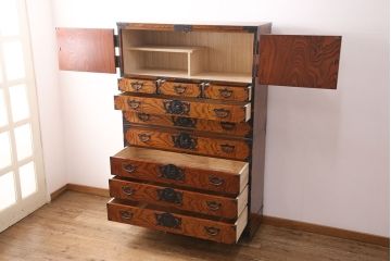 中古　岩谷堂箪笥　見事な手打ち金具と躍動感のある杢目が魅力の重ね箪笥(引き出し、衣装箪笥、収納タンス、上下バラ売り可能)(R-050054)