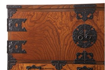 中古　岩谷堂箪笥　見事な手打ち金具と躍動感のある杢目が魅力の重ね箪笥(引き出し、衣装箪笥、収納タンス、上下バラ売り可能)(R-050054)