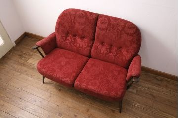 ヴィンテージ家具　ERCOL(アーコール)　艶やかなカラーが目を引くスツール(オットマン)付きビンテージ二人掛けソファ(アームソファ)(R-050062)