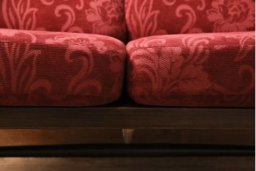 ヴィンテージ家具　ERCOL(アーコール)　艶やかなカラーが目を引くスツール(オットマン)付きビンテージ二人掛けソファ(アームソファ)(R-050062)