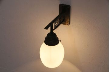 アンティーク照明　透かしの意匠が上品なアクセントになる壁掛け照明(ウォールランプ、壁付け照明)(R-050065)