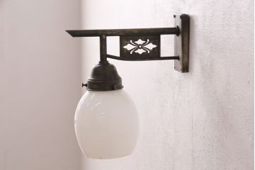 アンティーク照明　透かしの意匠が上品なアクセントになる壁掛け照明(ウォールランプ、壁付け照明)(R-050065)