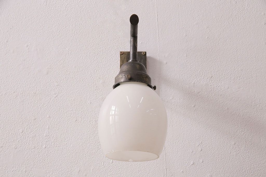 アンティーク照明　透かしの意匠が上品なアクセントになる壁掛け照明(ウォールランプ、壁付け照明)(R-050065)