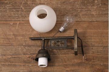 アンティーク照明　透かしの意匠が上品なアクセントになる壁掛け照明(ウォールランプ、壁付け照明)(R-050065)