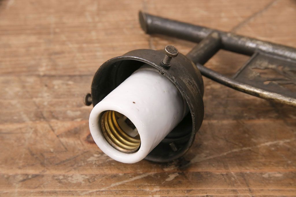 アンティーク照明　透かしの意匠が上品なアクセントになる壁掛け照明(ウォールランプ、壁付け照明)(R-050065)