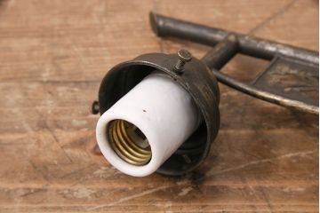 アンティーク照明　透かしの意匠が上品なアクセントになる壁掛け照明(ウォールランプ、壁付け照明)(R-050065)