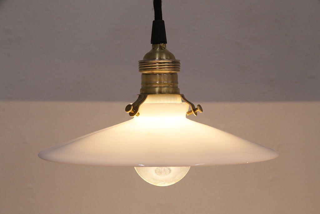 アンティーク照明　古き良き時代の味を感じる平笠シェードのペンダントライト2個セット(吊り下げ照明、天井照明)(R-050067)