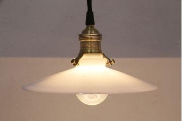 アンティーク照明　古き良き時代の味を感じる平笠シェードのペンダントライト2個セット(吊り下げ照明、天井照明)(R-050067)