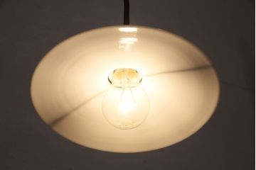 アンティーク照明　古き良き時代の味を感じる平笠シェードのペンダントライト2個セット(吊り下げ照明、天井照明)(R-050067)