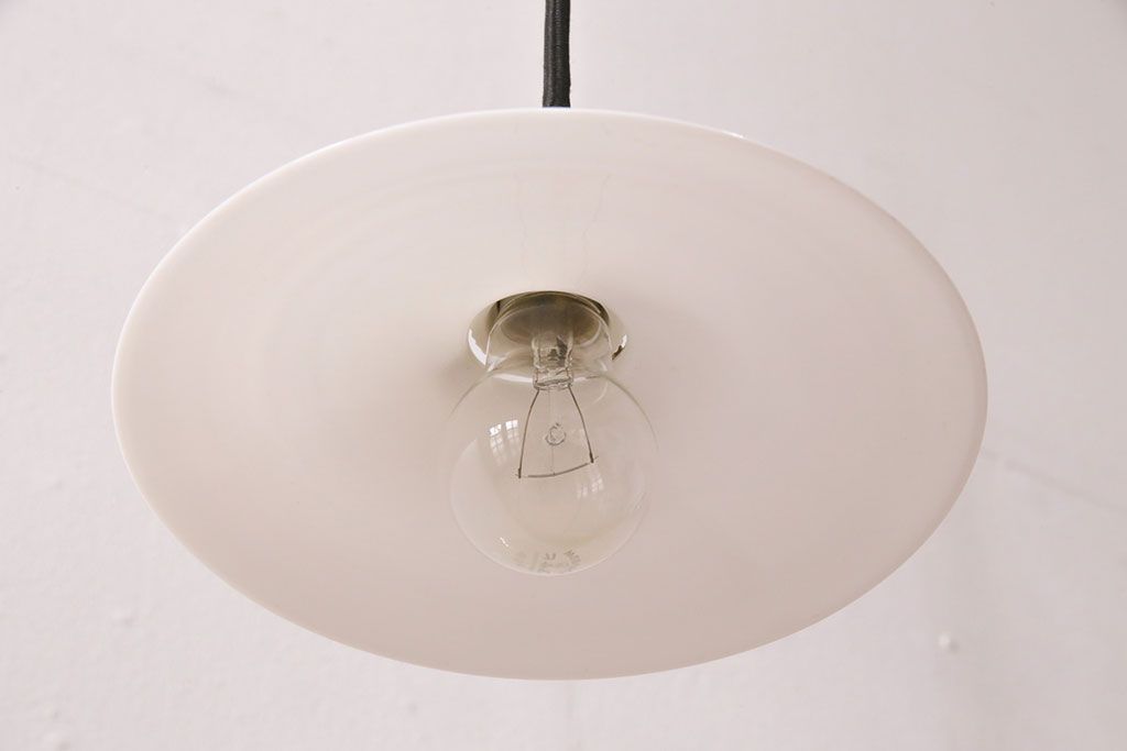 アンティーク照明　古き良き時代の味を感じる平笠シェードのペンダントライト2個セット(吊り下げ照明、天井照明)(R-050067)