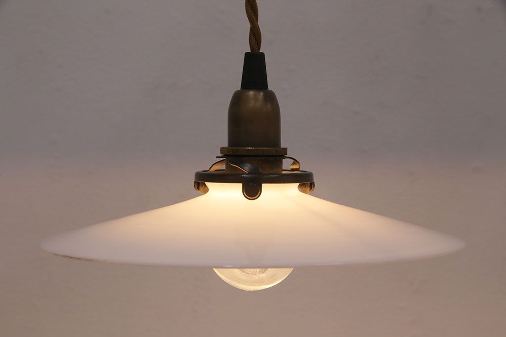 アンティーク照明　レトロな佇まいがあたたかみを感じる平笠シェードのペンダントライト2個セット(吊り下げ照明、天井照明)(R-050069)