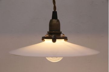 アンティーク照明　レトロな佇まいがあたたかみを感じる平笠シェードのペンダントライト2個セット(吊り下げ照明、天井照明)(R-050069)