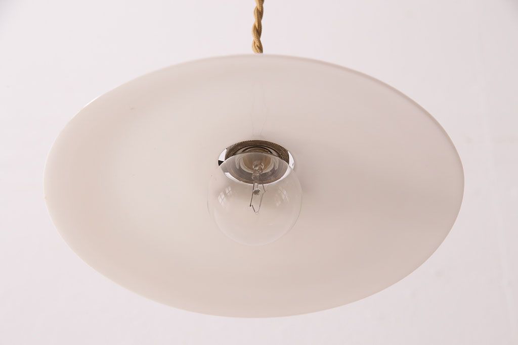 アンティーク照明　レトロな佇まいがあたたかみを感じる平笠シェードのペンダントライト2個セット(吊り下げ照明、天井照明)(R-050069)