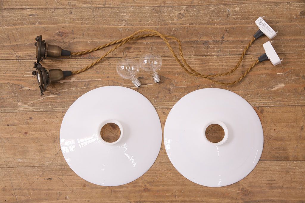 アンティーク照明　レトロな佇まいがあたたかみを感じる平笠シェードのペンダントライト2個セット(吊り下げ照明、天井照明)(R-050069)