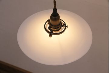 アンティーク照明　昭和レトロな趣が魅力的な平笠シェードのペンダントライト2個セット(吊り下げ照明、天井照明)(R-050070)