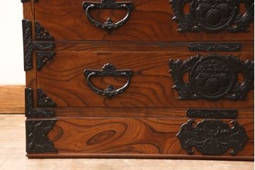 中古　伝統民芸　岩谷堂箪笥　美しい杢目と黒々とした金具が魅力の整理箪笥(チェスト、衣装タンス、引き出し)(R-050072)