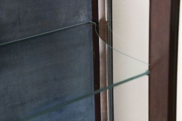 ヨーロッパヴィンテージ　スペイン家具　マホガニー材　クラシカルな雰囲気たっぷりのショーケース(ガラスケース、陳列棚、飾り棚、キャビネット、ビンテージ)(R-050076)
