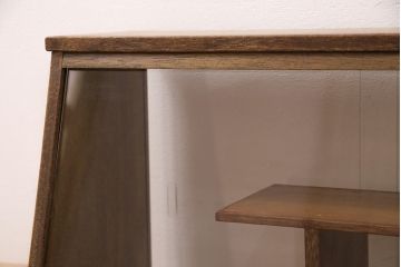 アンティーク家具　昭和レトロ　おしゃれにディスプレイできる台形型の卓上ガラスケース(ショーケース、陳列棚、飾り棚)(R-050078)