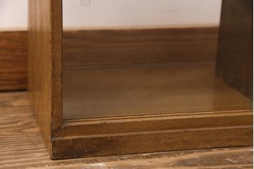 アンティーク家具　昭和レトロ　おしゃれにディスプレイできる台形型の卓上ガラスケース(ショーケース、陳列棚、飾り棚)(R-050078)