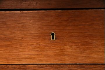 アンティーク家具　フランスアンティーク　オーク材　特注サイズ　繊細な彫刻が魅力!エレガントな雰囲気を醸し出す迫力満点の大きなサイドボード(キャビネット、戸棚、収納棚)(R-050087)
