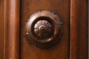 アンティーク家具　フランスアンティーク　オーク材　特注サイズ　繊細な彫刻が魅力!エレガントな雰囲気を醸し出す迫力満点の大きなサイドボード(キャビネット、戸棚、収納棚)(R-050087)