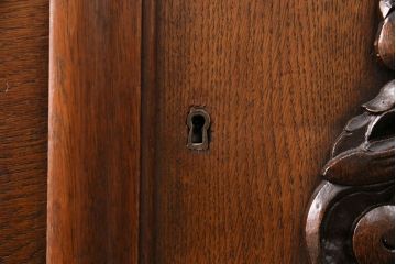 アンティーク家具　フランスアンティーク　オーク材　特注サイズ　繊細な彫刻が魅力!エレガントな雰囲気を醸し出す迫力満点の大きなサイドボード(キャビネット、戸棚、収納棚)(R-050087)