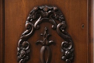 フランスアンティーク　特大!!　優雅なレリーフが目を惹くオーク材製サイドボード(キャビネット、戸棚、収納棚)(R-050088)