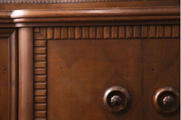 フランスアンティーク　特大!!　優雅なレリーフが目を惹くオーク材製サイドボード(キャビネット、戸棚、収納棚)(R-050088)