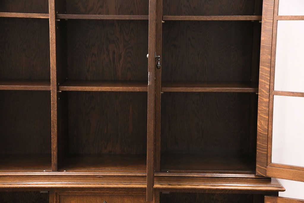 ヴィンテージ家具　オーク材　クラシカルな雰囲気あふれるキャビネット(収納棚、飾り棚、食器棚、ビンテージ)(R-050090)