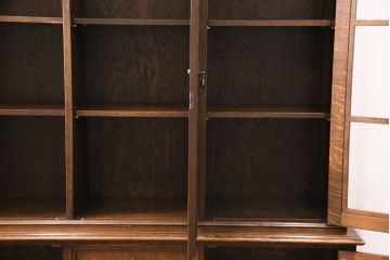 ヴィンテージ家具　オーク材　クラシカルな雰囲気あふれるキャビネット(収納棚、飾り棚、食器棚、ビンテージ)(R-050090)