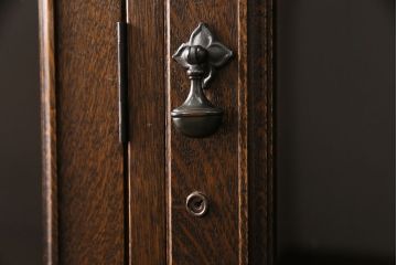 ヴィンテージ家具　オーク材　クラシカルな雰囲気あふれるキャビネット(収納棚、飾り棚、食器棚、ビンテージ)(R-050090)