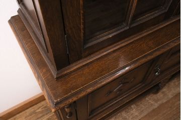 ヴィンテージ家具　オーク材　クラシカルな雰囲気あふれるキャビネット(収納棚、飾り棚、食器棚、ビンテージ)(R-050090)