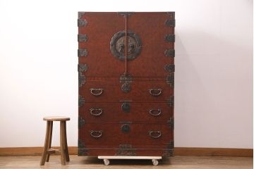 ヴィンテージ家具　熊野洞　木地呂塗り　衣装盆付き　品のある手打ち金具とケヤキ材の玉杢を楽しめる仙台箪笥(定価約120万円)(衣装箪笥、ビンテージ、着物箪笥)(R-050093)