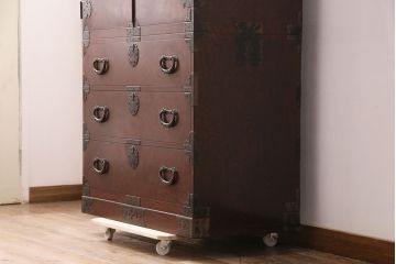 ヴィンテージ家具　熊野洞　木地呂塗り　衣装盆付き　品のある手打ち金具とケヤキ材の玉杢を楽しめる仙台箪笥(定価約120万円)(衣装箪笥、ビンテージ、着物箪笥)(R-050093)