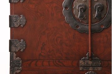 ヴィンテージ家具　熊野洞　木地呂塗り　衣装盆付き　品のある手打ち金具とケヤキ材の玉杢を楽しめる仙台箪笥(定価約120万円)(衣装箪笥、ビンテージ、着物箪笥)(R-050093)