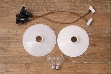 アンティーク照明　ジャンク品　シンプルでレトロな平笠シェードのペンダントライト2個セット(天井照明、吊り下げ照明、電笠)(R-050103)