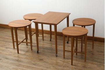 イギリスヴィンテージ　激レア品!4脚のスツールが格納できるチーク材製のネストテーブル(サイドテーブル、カフェテーブル、スツール、ビンテージ)(R-050115)