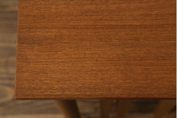 イギリスヴィンテージ　激レア品!4脚のスツールが格納できるチーク材製のネストテーブル(サイドテーブル、カフェテーブル、スツール、ビンテージ)(R-050115)