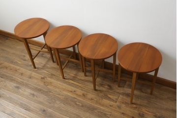 イギリスヴィンテージ　激レア品!4脚のスツールが格納できるチーク材製のネストテーブル(サイドテーブル、カフェテーブル、スツール、ビンテージ)(R-050115)
