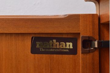 イギリスヴィンテージ　チーク材　珍しいデザイン!　nathan(ネイサン)社製のレコードラック(オーディオラック、収納棚、キャビネット、ビンテージ)(R-050118)