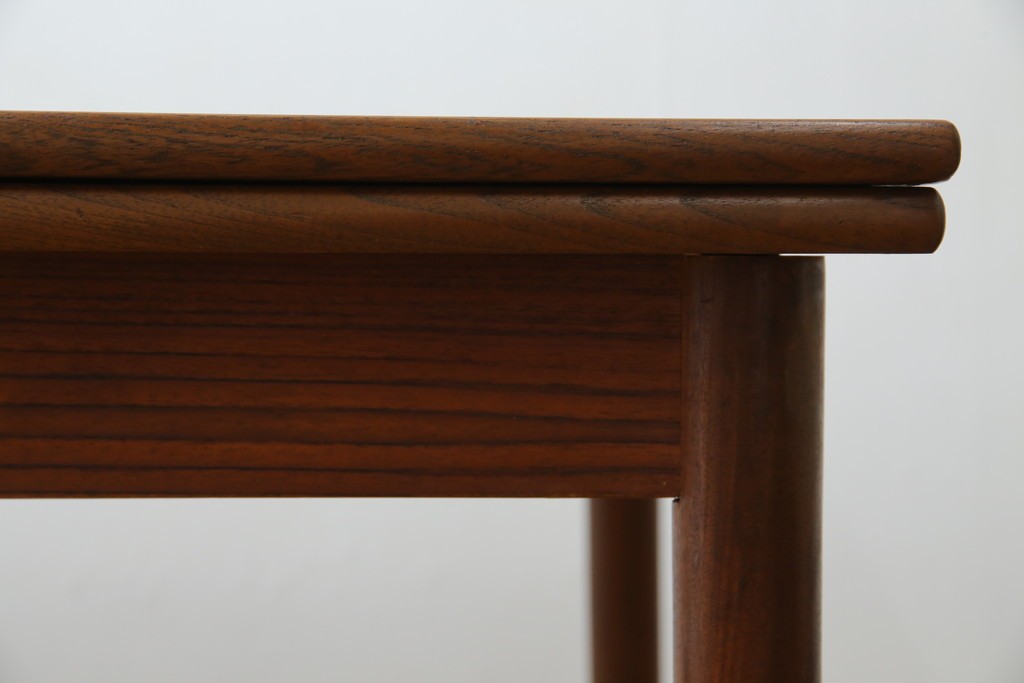 ビンテージ家具　北欧ヴィンテージ　明るい木色がぬくもりを感じるチーク材製エクステンションテーブル　(R-050132)